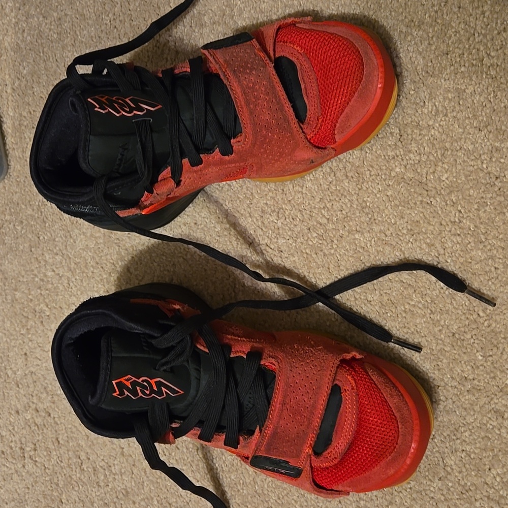 Boys 5Y Nike Jordan's